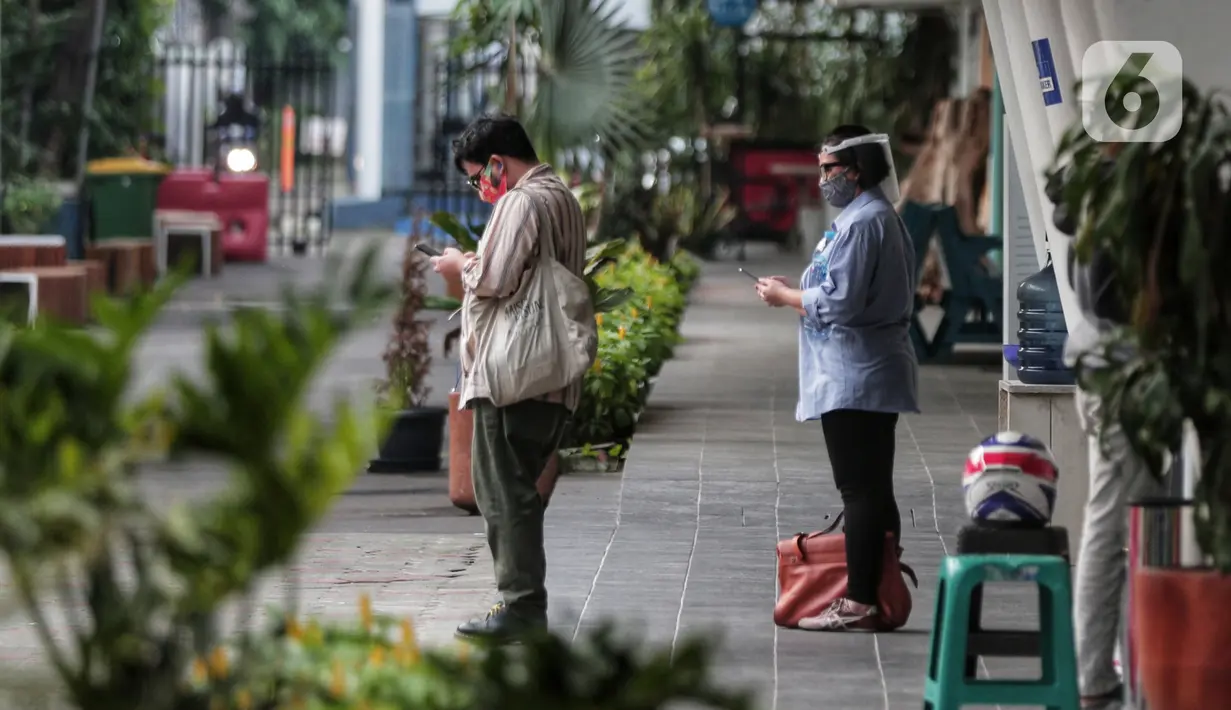 Suasana di kawasan M Bloc, Jakarta, Rabu (10/6/2020). Tempat yang  hits bagi anak muda ini terlihat masih belum Kembali Normal di PSBB Masa Transisi ini. (Liputan6.com/Johan Tallo)