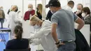Seorang pria melihat wanita dari Rusia disuntik vaksin COVID-19 di Zagreb, Kroasia, pada 9 November 2021. Kroasia telah menjadi tempat favorit baru bagi warga Rusia yang mencari vaksin produksi Barat karena Sputnik V buatan Negeri Beruang Putih itu belum disetujui oleh WHO. (AP Photo/Darko Bandic)