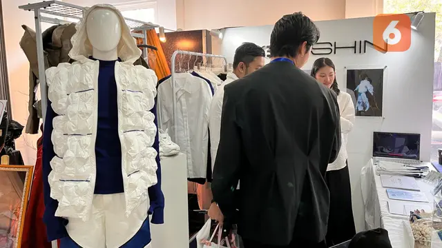 Sebanyak 75 pameran karya kreatif mahasiswa dari tiga program studi ESMOD, ditampilkan dalam konsep booth di kampus ESMOD Jakarta. (Dok: Liputan6.com/dyah)