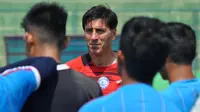 Pelatih Arema, Milan Petrovic, dalam sesi latihan di Stadion Gajayana, Malang. (Bola.com/Iwan Setiawan)
