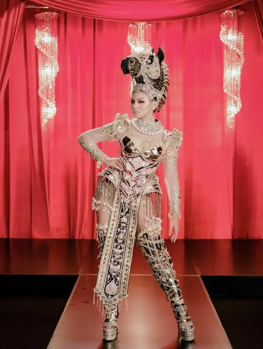 Penampilan Jihane Almira dengan kostum bertajuk The Dashing of Equus Caballus’ ini sukses membuatnya memenangkan kategori Best National Costume di Miss Supranational 2021. Kostum ini terinspirasi dari Equus Caballus, kuda gagah berani asli Nusa tenggara timur.  (Instagram/officialputeriindonesia).