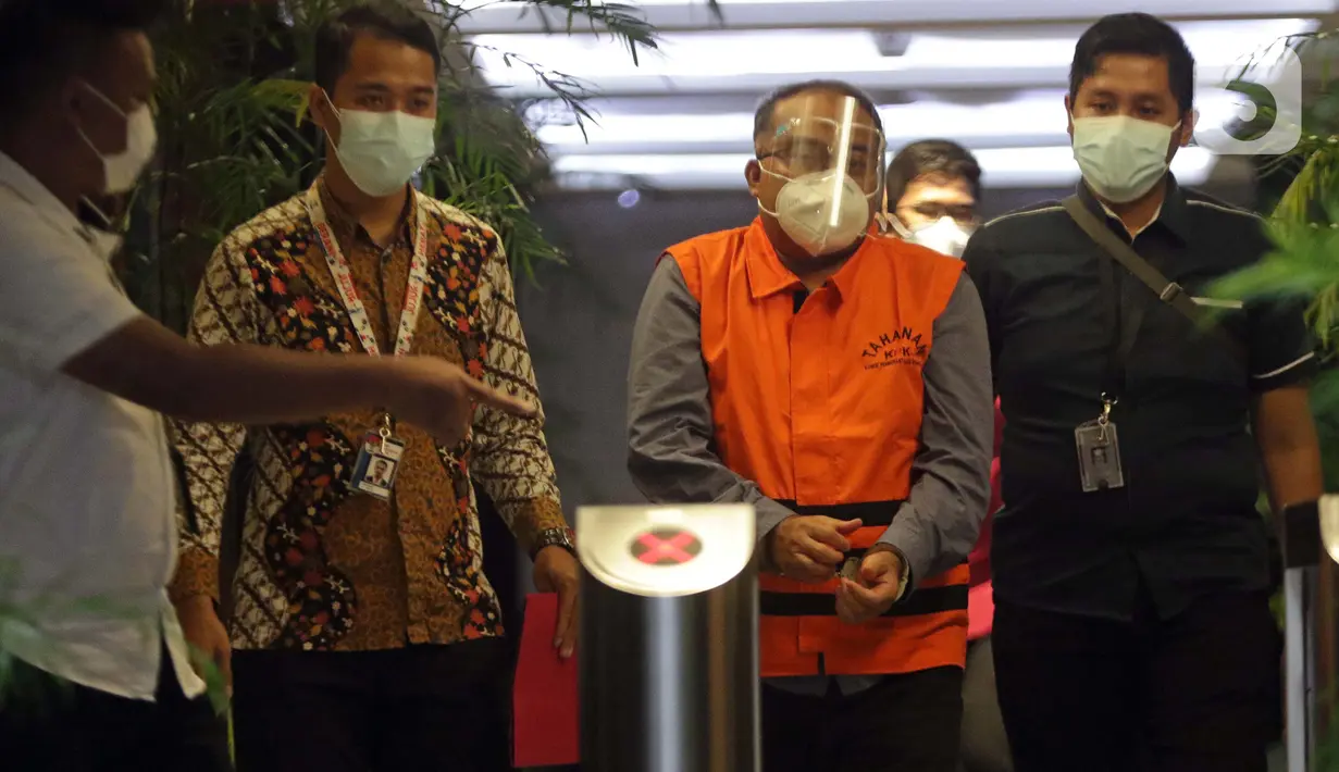 Sekretaris Daerah Kota Tanjungbalai, Yusmada (ketiga kiri) digiring petugas usai penetapan tersangka dan penahanan, Gedung KPK, Jakarta, Jumat (27/8/2021). Yusmada ditetapkan sebagai tersangka dugaan korupsi lelang mutasi jabatan di Pemkot Tanjungbalai tahun 2019. (Liputan6.com/Helmi Fithriansyah)