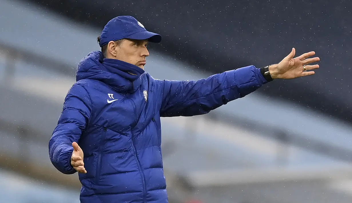 Pelatih Chelsea, Thomas Tuchel menginstrukan pemainnya saat bertanding melawan Manchester City pada pertandingan lanjutan Liga Inggris di Stadion Etihad di Manchester, Sabtu (8/5/2021). Dengan hasil ini, pesta juara Liga Inggris Manchester City harus tertunda. (Shaun Botterill /Pool via AP)