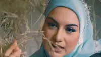 Penampilannya dilengkapi dengan hijab segi empat yang dililit ke samping dan dihiasi aksesori kepala. [Foto:IG/dierabachir/victoria_makeupatelier].