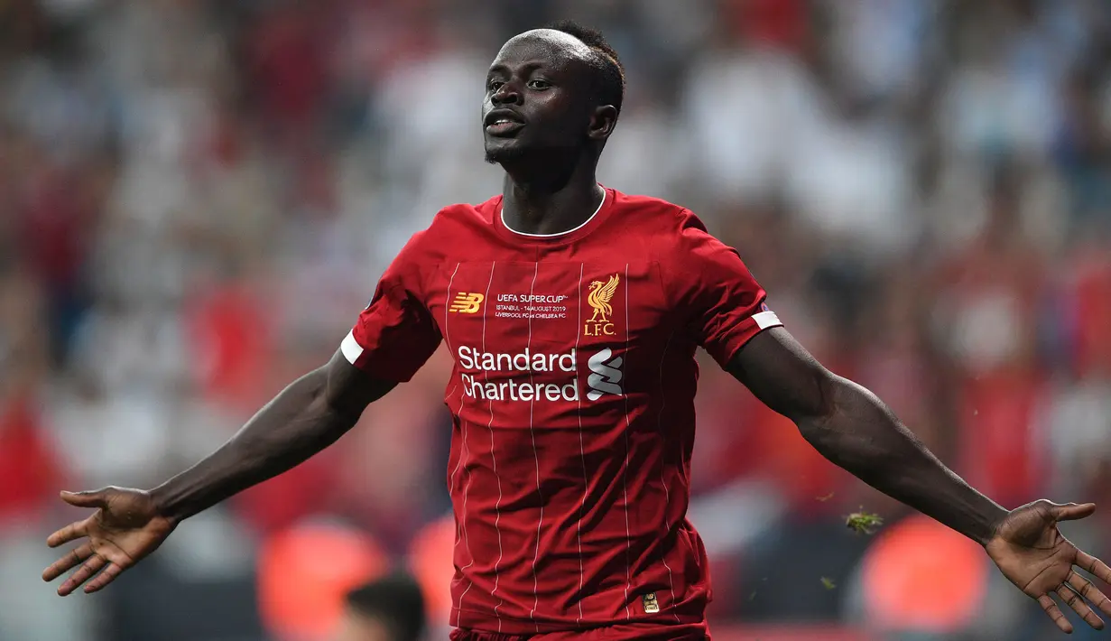 Sadio Mane menjadi salah satu pendulang gol Liverpool musim lalu. Pemain berkebangsaan Senegal ini tercatat mencetak 16 gol dan 9 assist dari 48 pertandingannya. Berkat jasanya, The Reds mampu pertahankan peringkat tiga besar Liga Inggris musim 2020/2021. (Foto: AFP/Bulent Kilic)