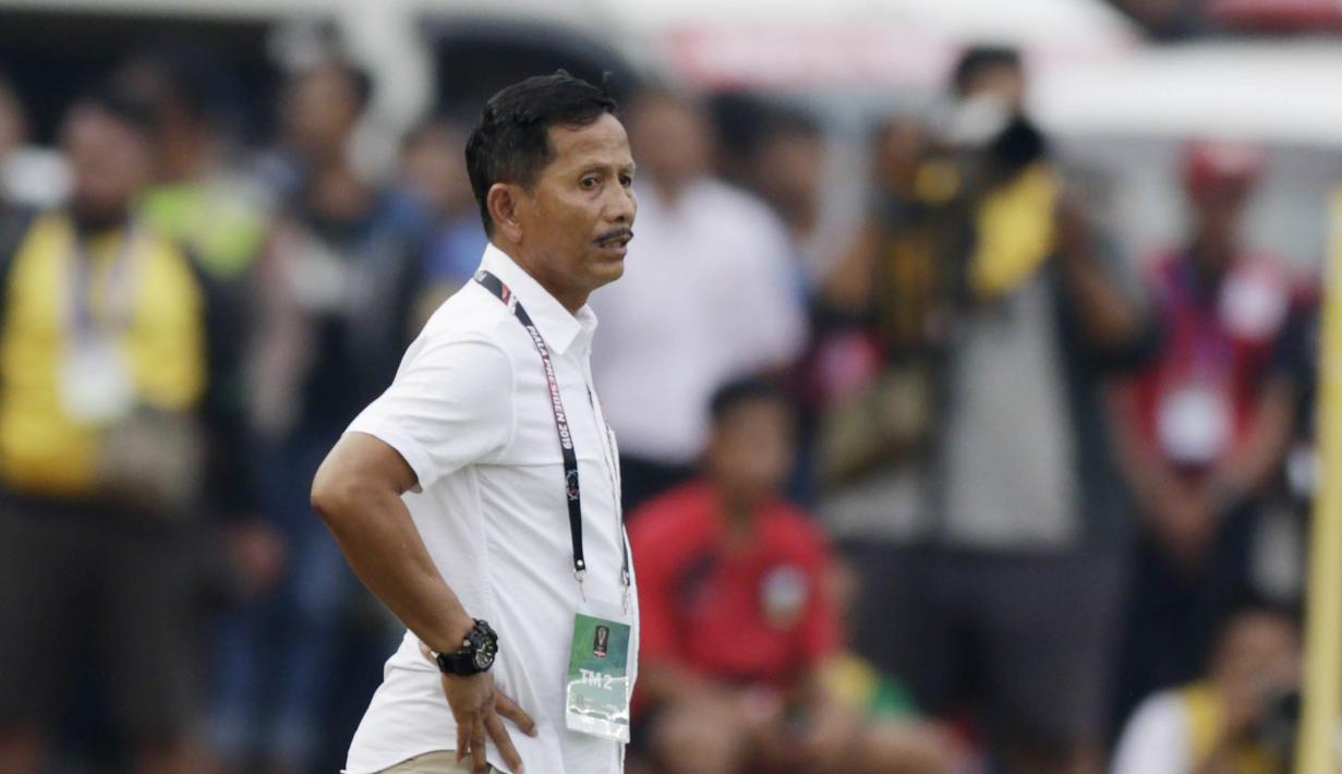 Ekspresi pelatih Persebaya, Djajang Nurjaman pada laga lanjutan Piala Presiden 2019 yang berlangsung di Stadion Jalak Harupat, Kab Bandung, Kamis (7/3). Persib Bandung kalah 2-3 kontra Persebaya Surabaya. (Bola.com/M.Iqbal Ichsan)