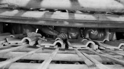 Peserta saat menunggu dimulainya kontes binaraga di Desa Jatiwangi, Majalengka, Jawa Barat, (11/8/2017). Kontes yang digelar setiap tahun ini merupakan bagian dari perayaan HUT kemerdekaan RI. (Bola.com/M iqbal Ichsan)