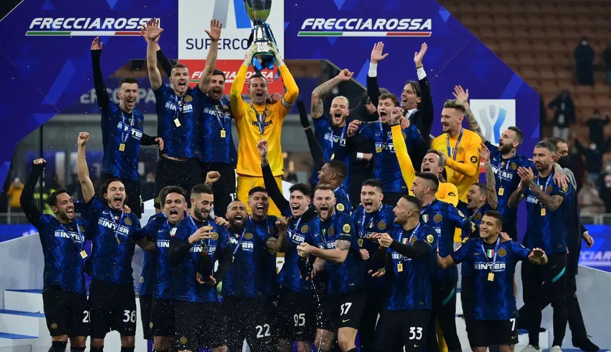 Inter Milan sukses menjadi Juara Coppa Italia setelah mengalahkan Juventus pada laga final yang berlangsung di Olympic Stadium, Roma, 11 Mei 2022. (AFP/Isabella Bonotto)