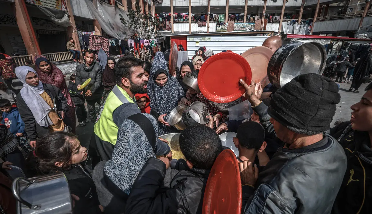 <p>Jutaan penduduk Gaza mengalami krisis pangan akibat perang antara Israel dan Milisi Hamas yang terus bergulir. (MOHAMMED ABED/AFP)</p>