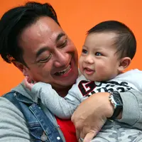 Sekarang ini, anaknya bersama dengan Sarni sudah berusia enam bulan. Sebagai ayah, Ivan sangat enjoy dan menikmati saat mengurus buah hatinya, Ia juga sama sekali tidak merasa lelah. (Nurwahyunan/Bintang.com)