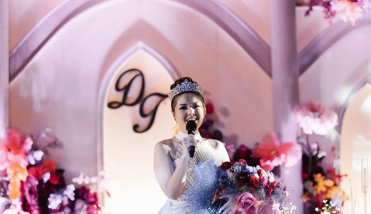 Mempertahankan aksen kristal, gaun ini sedikit diubah menjadi halter neck dress yang cantik   [Foto: Instagram/@sekisah.photo/@sekisah.sangjit].