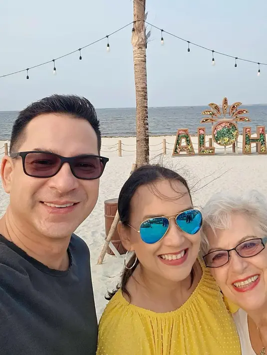 Selama di Indonesia, Ira juga mengajak sang ibu ke tempat-tempat menarik untuk quality time. [Instagram/irawbw]