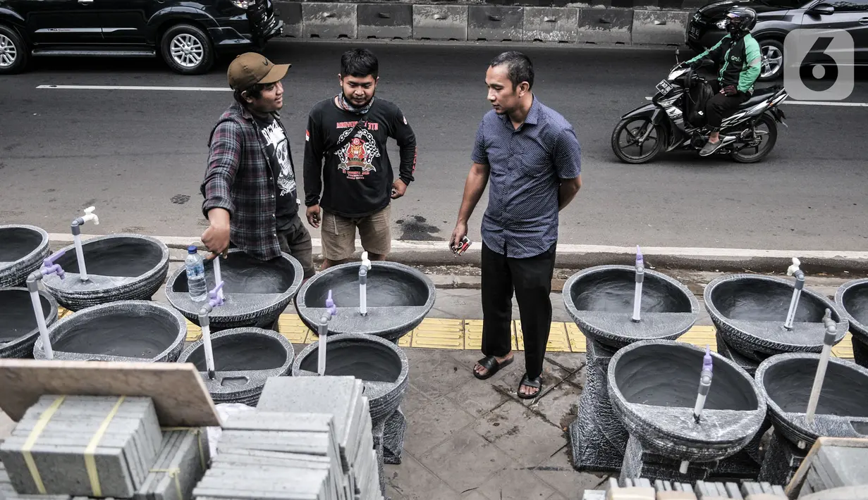 Perajin melayani calon pembeli wastafel batu alam di Jakarta, Rabu (15/7/2020). Dalam sebulan, Awan (30) mengaku dapat meraup omzet Rp20 juta dari hasil penjualan wastafel batu alam. (merdeka.com/Iqbal Nurgoho)