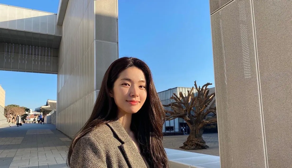 Untuk kebutuhan drama, ia memotong rambutnya jadi pendek. Namun di masa lalu ia sempat punya rambut panjang. [Instagram.com/havv_y]