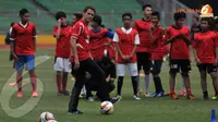 Owen Ajari Anak-Anak Indonesia Main Bola
