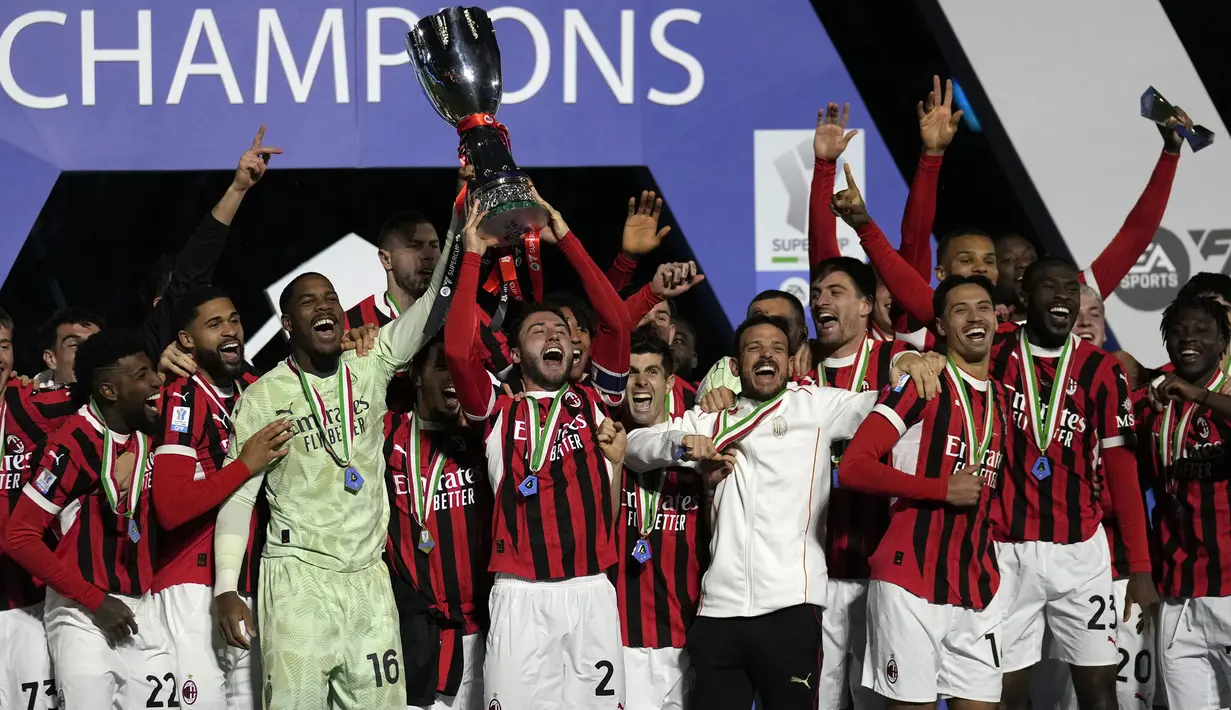 Sejumlah pemain AC Milan mengangkat trofi Piala Super Italia 2024/2025 setelah mengalahkan Inter Milan pada laga final yang berlangsung di Al-Awwal Park, Riyadh, Arab Saudi, Senin (06/01/2025) waktu setempat. (AP Photo/Altaf Qadri)