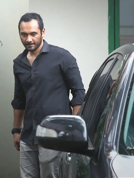 Menurut keterangan Inong, ibu mertuanya dikremasi pada Sabtu (7/1) siang hari. Ia pun bercerita soal mendiang ibu mertuanya yang masih memiliki keinginan yang belum terwujud. (Bambang E. Ros/Bintang.com)