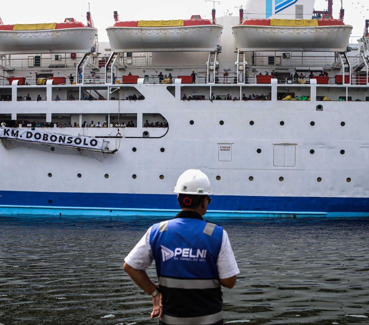 KM Dobonsolo rute Semarang-Jakarta yang membawa ribuan pemudik bersiap untuk bersandar di Pelabuhan Tanjung Priok, Jakarta Utara, Minggu (14/4/2024). Para penumpang KM Dobonsolo ini merupakan peserta mudik gratis yang diadakan Kementerian Perhubungan.&nbs