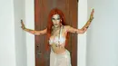 Penyanyi Halsey bertransformasi menjadi siren dalam white scallop bra top, sheer frilly skirt, long red wig, dan body paint.