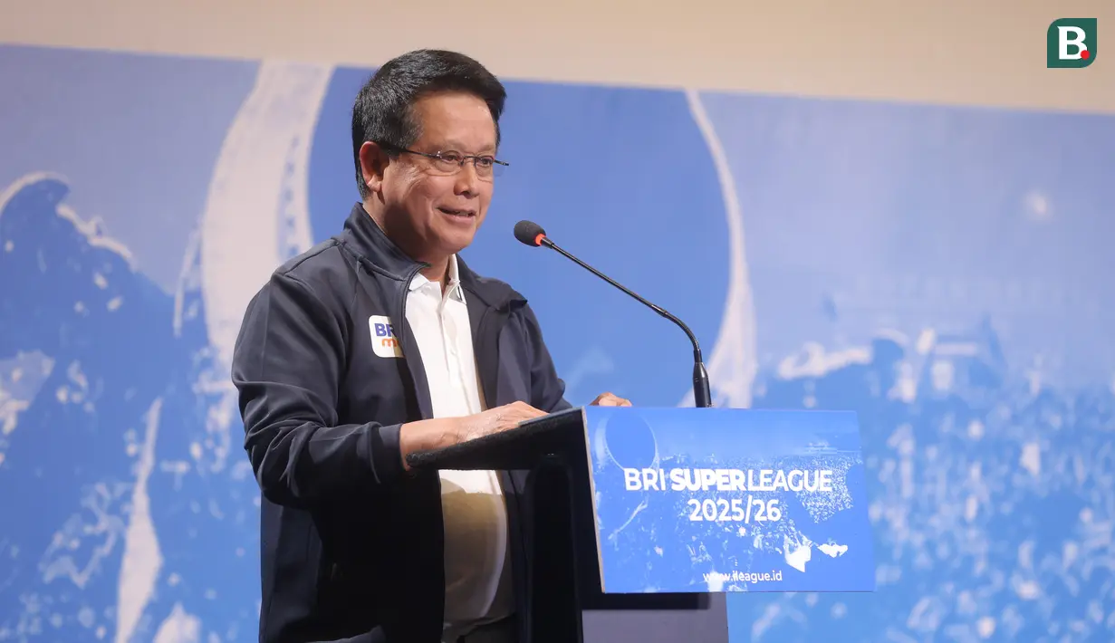 Direktur Utama BRI, Hery Gunardi, memberikan keterangan dalam konfrensi pers BRI Super League 2025/2026 di SCTV Tower, Jakarta, Minggu (3/8/2025). (Bola.com/M Ichsan)