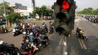 Berhenti di lampu merah, biasanya bakal ada orang-orang yang nyamperin kamu. Siapa sajakah mereka? (Via: bacaini.com)