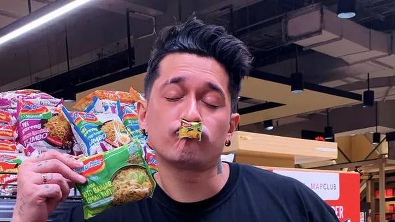 Potret Tingkah Miller Khan Pergi Nge-Mall Pakai Kaos Oversized, Sekilas Seperti Tak Pakai Celana