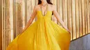 Diketahui, gaun warna kuning yang membuat Jessica bak Princess Belle itu berasal dari dari Giambattista Valli yang dibanderol senilai USD 9.200 atau sekitar Rp137 jutaan.