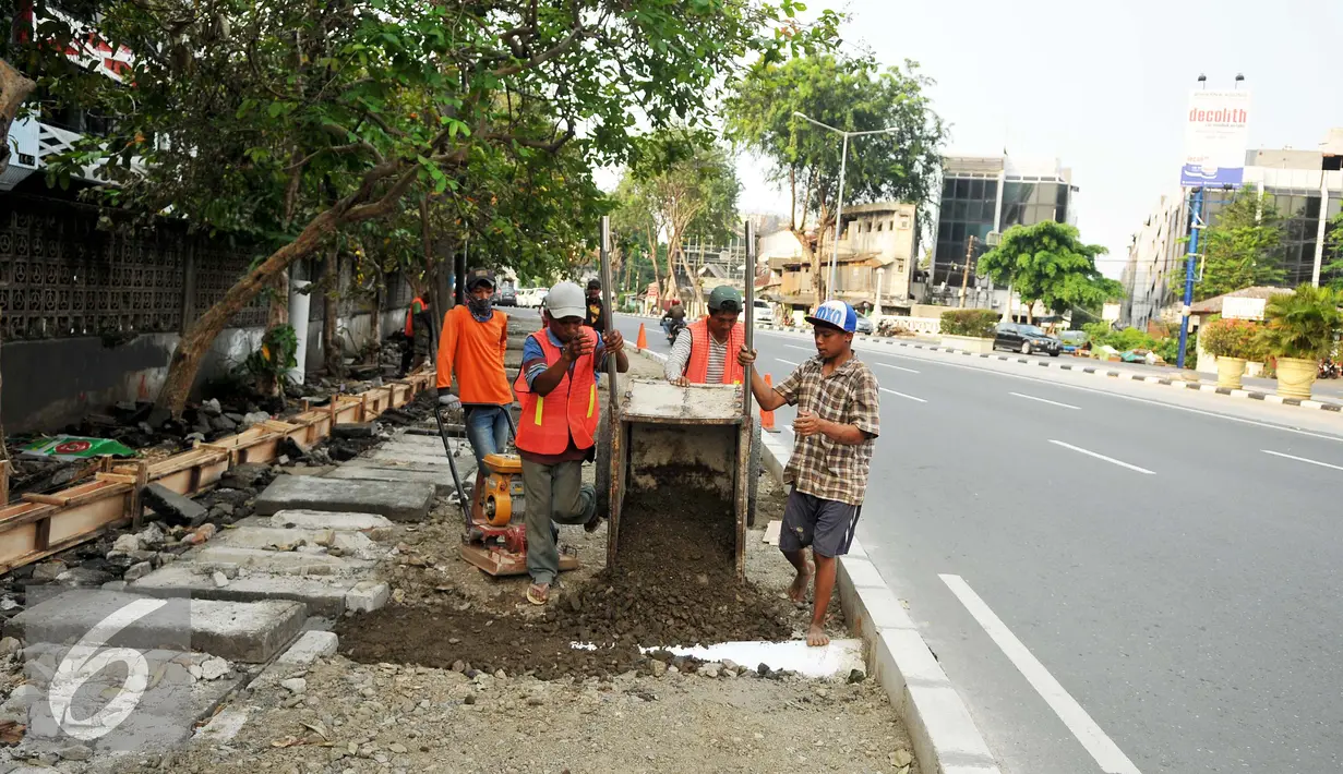 Suasana pengerjaan trotoar di jalan Suryopranoto, Jakarta, Selasa (2/8). Pemprov DKI telah menyiapkan anggaran sebesar Rp250 miliar untuk pembangunan trotoar. (Liputan6.com/Gempur M Surya)