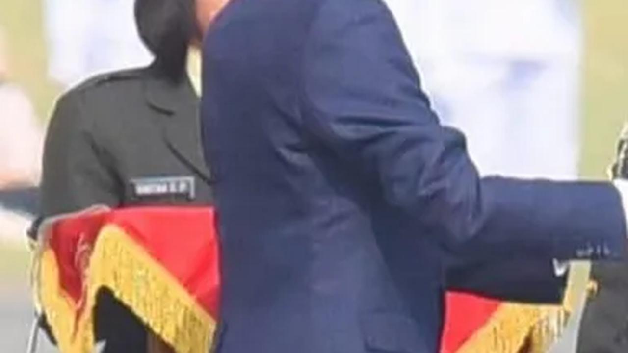 Sosok Kowad Pembawa Baki saat Jokowi Beri Penghargaan ke Jenderal di HUT TNI jadi Sorotan, Kecantikannya jadi Perbincangan