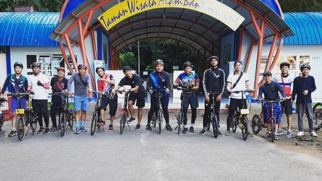 Pemain sepak bola nasional bersepeda bersama