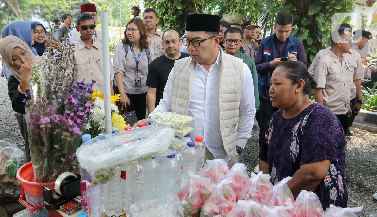 Mengawali hari pertama kampanye Pilkada Jakarta 2024, Ridwan Kamil-Suswono (RIDO) berziarah ke makam sejumlah tokoh Jakarta. (Liputan6.com/Herman Zakharia)