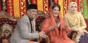 Kahiyang Ayu ternyata mendatangkan guru khusus agar bisa menari tor tor.