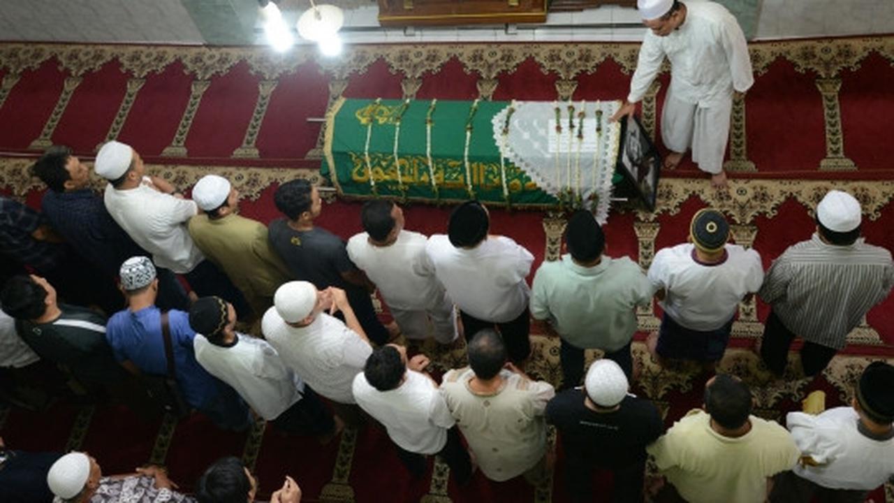 Jenazah Pak Raden disalatkan