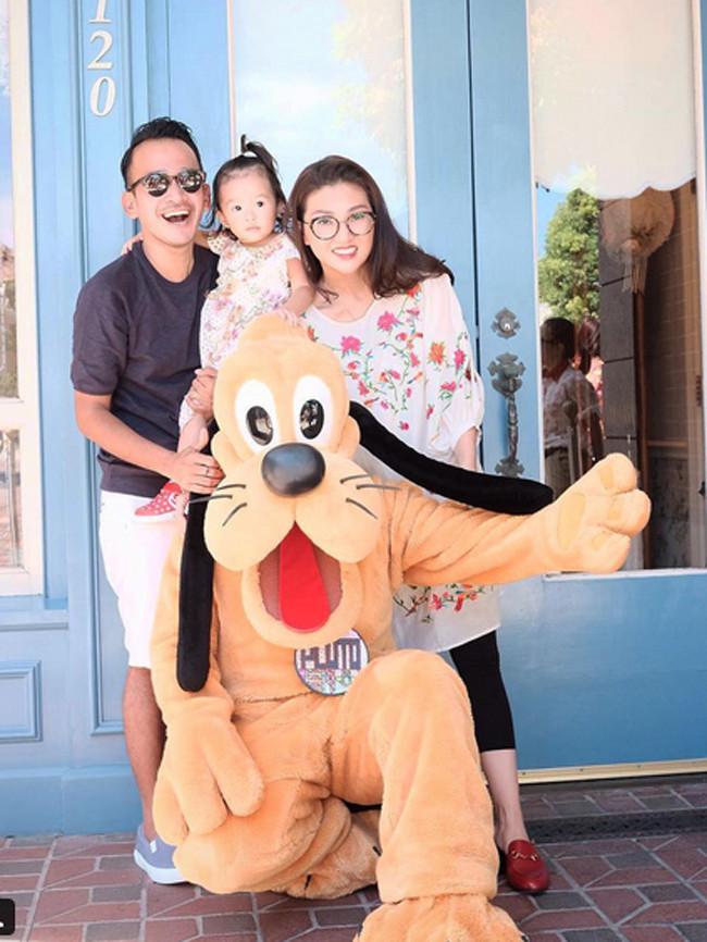 Ruben, Sarwendah dan Thalia selalu menghabiskan hari-harinya selama berada di Hongkong bersama-sama. Mereka seakan tak ingin menyia-nyiakan momen yang terbilang cukup jarang dilalui bersama. (Instagram/ruben_onsu)