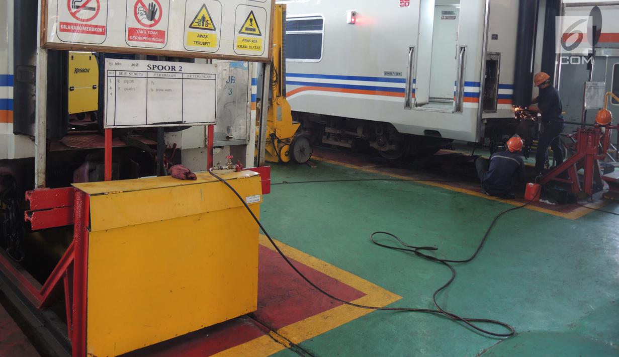 Petugas melakukan perbaikan pada gerbong kereta api di Depo Kereta Poncol Semarang, Kamis (31/5). PT KAI terus mengebut perbaikan gerbong kereta api yang akan digunakan untuk mengangkut pemudik Lebaran Idul Fitri 1439 Hijriyah. (Liputan6.com/Gholib)