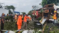 Tim gabungan membersihkan pohon tumbang dan rumah roboh pascakejadian angin kencang di Kabupaten Bandung dan Sumedang, Rabu (21/2/2024). (BPBD Kabupaten Sumedang)