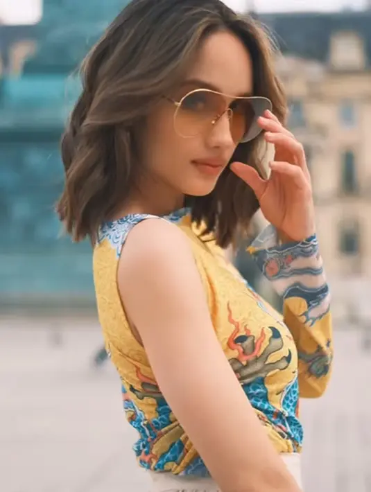 Rambut pendek Cinta Laura yang dicurly dan lirikan mata di balik sunglasses bikin siapapun terpesona [@claurakiehl]