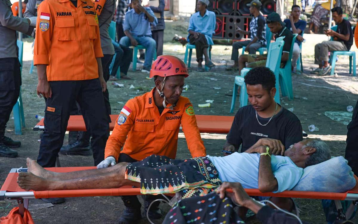 Basarnas Evakuasi Korban Gempa M 7,7 di NTT