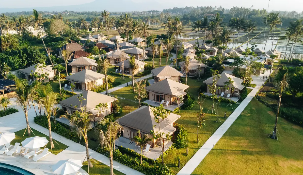 Venue yang indah juga villa yang nyaman. Jadi kamu bisa bersantai dengan keluarga, teman, hingga orang tersayang/copyright Bali Beach Glamping
