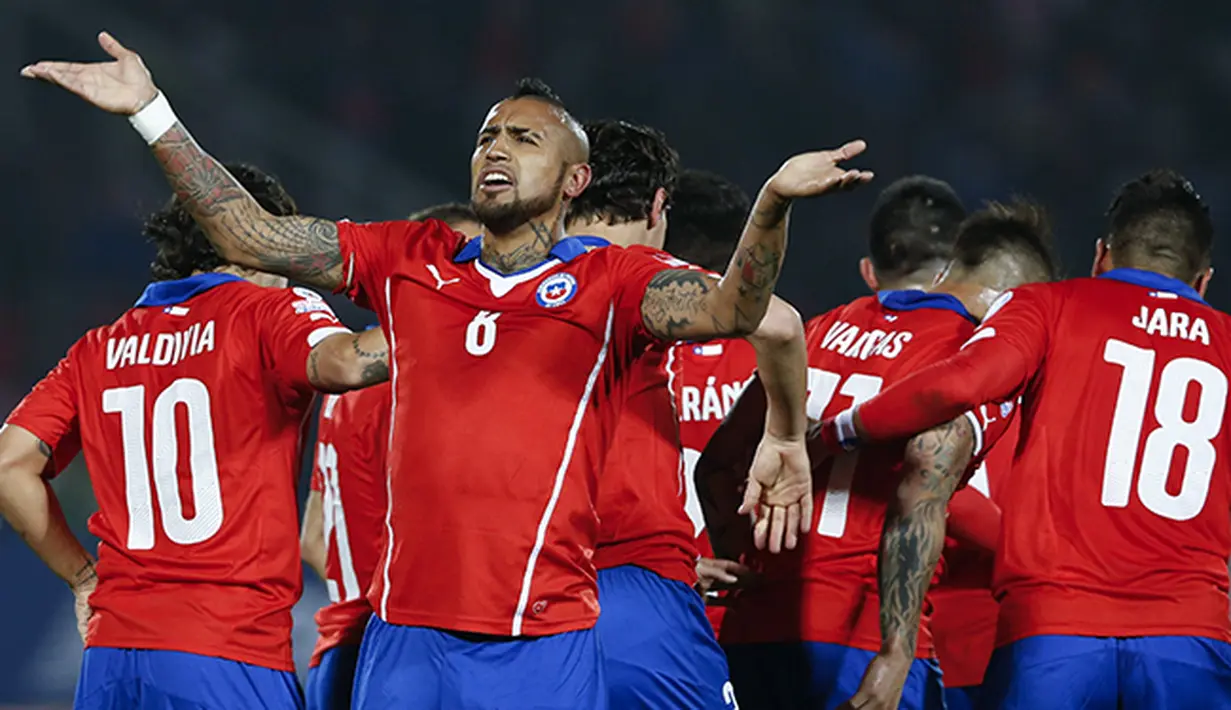 Selebrasi Arturo Vidal saat Cile menang atas Meksiko. ( EPA/Felipe Trueba