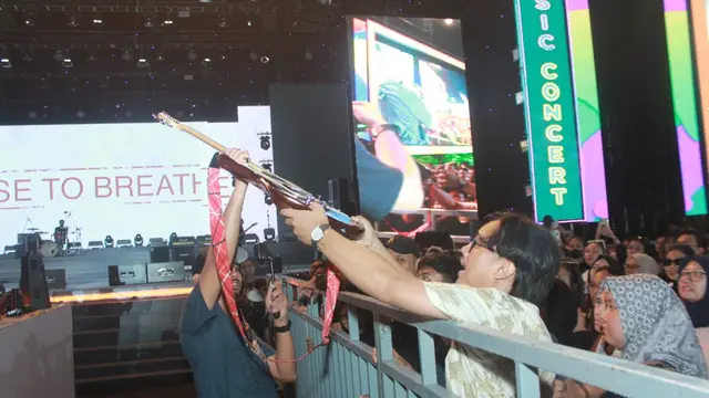Close To Breathe berikan gitar ke penonton
