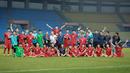 Pemain Vietnam U-19 merayakan kemenangan atas Thailand U-19 pada laga perebutan tempat ketiga Piala AFF U-19 2022 di Stadion Patriot Chandrabhaga, Bekasi, Jumat (15/7/2022). (Bola.com/Bagaskara Lazuardi)