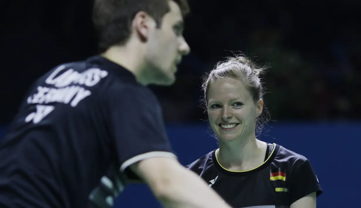 Pasangan Jerman, Mark Lamsfuss/Isabel Herttrich saat melawan wakil Indonesia, Praveen Jordan/Melati Oktavianti, pada Indonesia Open 2019 di Istora, Jakarta, Selasa (16/7). Pasangan Indonesia takluk 20-22, 14-17. (Bola.com/M Iqbal Ichsan)