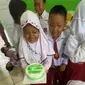 Seorang guru SD membagikan momen bahagia ketika murid-muridnya memberi hadiah kue ulang tahun. Foto: Tangkapan layar Twitter @shamepid.