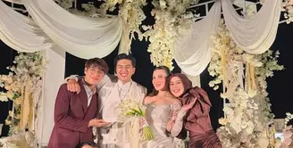 Lesti Kejora dan Rizky Billar sama-sama menjadi bridesmaid dan groomsmen di pernikahan Harris dan Haviza dengan pakaian warna maroon. Lesti tampil dengan long dress lengan panjang puff. Dan Rizky Billar dibalut setelan jas. [@lestikejora]