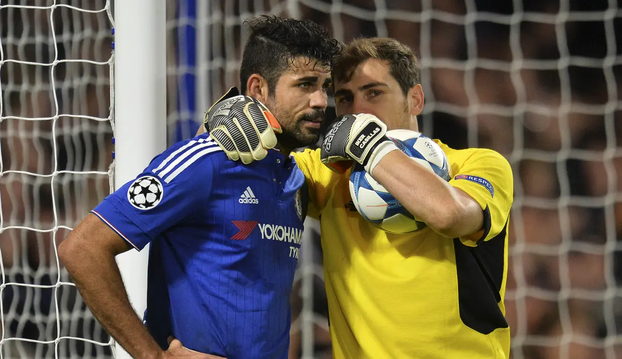 Kiper Porto, Iker Casillas (kanan) berbisik dengan rekan se-Negaranya, Diego Costa (kiri) pada lanjutan Liga Champions leg kedua grup G di Stadion Stamford Bridge, London, Kamis (10/12/2015) dini hari WIB.  (AFP Photo/Glyn Kirk)