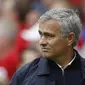 Ekspresi kekecewaan Jose Mourinho saat melihat permainan buruk Manchester United kala menjamu Manchester City di Old Trafford, Sabtu (10/9/2016). (Reuters)