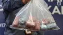 Kantong plastik berisi sisa uang palsu yang sudah dihancurkan di Gedung Bank Indonesia (BI), Rabu (26/7). BI bersama Bareskrim Polri memusnahkan uang palsu sebanyak 189.477 lembar hasil temuan sejak 2014 hingga akhir 2016 (Liputan6.com/Immanuel Antonius)