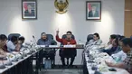 Ahli Hukum Tata Negara Irman Putra Sidin (tengah) memberikan keterangan saat diundang oleh Panitia Hak Angket DPRD DKI Jakarta, Rabu (25/3/2015). (Liputan6.com/Johan Tallo)