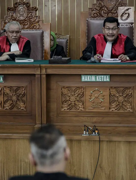 Majelis Hakim memimpin sidang pembacaaan dakwaan kasus penyalahgunaan narkoba dengan terdakwa Tio Pakusadewo di PN Jakarta Selatan, Senin (30/4). Tio Pakusadewo didakwa 4 tahun bui oleh JPU terkait kasus narkoba. (Liputan6.com/Faizal Fanani)